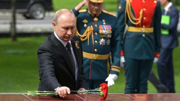 Путин поздравил россиян с Днем Победы
