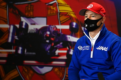 Россиянин Мазепин встал на колено перед гонкой «Формулы-1»