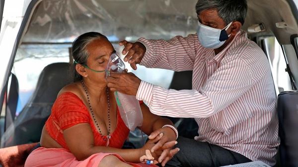В Индии ослабленных коронавирусом пациентов атакуют мукоровые грибы